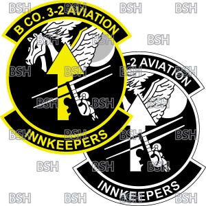 Peut inclure: Deux patchs noirs et jaunes avec une créature ailée blanche et une flèche pointant vers le haut. Le texte sur les patchs est "B CO. 3-2 AVIATION" et "INNKEEPERS".