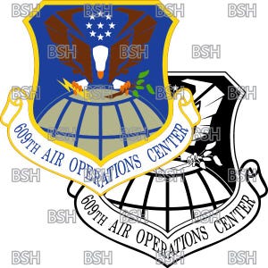 Puede incluir: Un escudo azul y amarillo con un globo terráqueo, un águila y una rama de olivo. El texto "609th Air Operations Center" está escrito en un rollo.