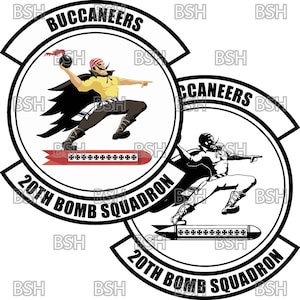 Puede incluir: Ilustración en blanco y negro de dos parches con el texto "BUCCANEERS 20TH BOMB SQUADRON" en cada uno. Un parche presenta un pirata de dibujos animados sosteniendo una bomba y el otro presenta un pirata de dibujos animados sosteniendo una bomba.