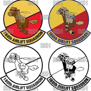 以下が含まれることがあります： 軍事部隊のパッチの4つのバリエーション。パッチは、黒色の輪郭を持つ黄色と赤色の円形です。円の内側には、ライダーを乗せた漫画の馬が描かれています。馬は最初の2つのパッチでは茶色で、最後の2つのパッチでは黒色です。円の外側には「180th AIRLIFT SQUADRON」という文字が書かれています。