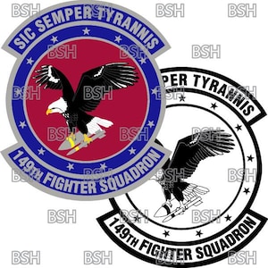 Könnte beinhalten: Ein schwarz-weißes Emblem mit einem Weißkopfseeadler, der eine Rakete hält. Der Text "SIC SEMPER TYRANNIS" und "149TH FIGHTER SQUADRON" ist auf dem Emblem abgebildet.