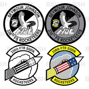Könnte beinhalten: Vier kreisförmige Aufnäher im Militärstil mit dem Emblem der Seymour Johnson 336th FS Rocketeers. Die Designs zeigen einen Adler, ein F-15E-Flugzeug und eine Raketengrafik mit US-Flaggenmotiven in Schwarz, Weiß, Grau, Blau und Gelb.