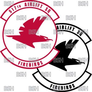 以下が含まれることがあります： 「517th Airlift SQ」と「Firebirds」の文字が書かれた円の中に、鳥の白黒のグラフィックデザイン。鳥は赤い背景に白で描かれている