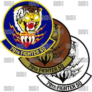 Puede incluir: Tres parches circulares con un diseño de cabeza de tigre, rayos y el texto "79th FIGHTER SQ". Los parches son en azul, marrón y blanco y negro. El diseño es audaz y llamativo.