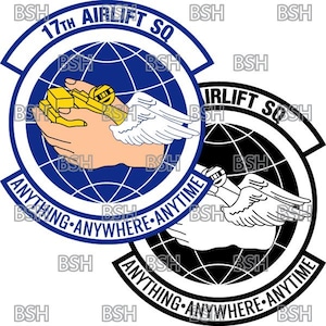 Peut inclure: Deux emblèmes circulaires. Le premier est bleu avec le texte "17th Airlift SQ" et "Anything, Anywhere, Anytime". Il présente un globe, une main tenant un objet doré et une aile blanche. Le second est en noir et blanc.