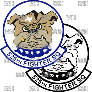 以下が含まれることがあります： ブルドッグのマスコットが描かれた青と白のエンブレム。エンブレムには「525th Fighter SQ」の文字が書かれている。