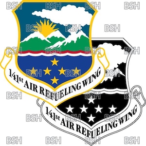Op de afbeelding: Een zwart-wit embleem met een gele rand. Het embleem toont een schild met een witte wolk en een bergketen op de achtergrond. De tekst "141st AIR REFUELING WING" staat op een wit lint rond het schild. Het schild is ook in kleur weergegeven met een blauwe achtergrond, groene bergen en een gele zon.