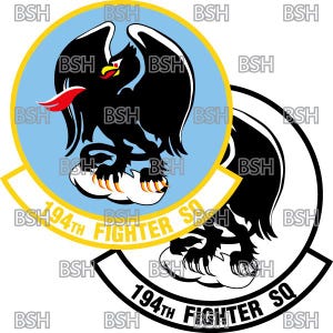 Puede incluir: Un emblema en blanco y negro con un grifo negro que sostiene una nube en sus garras. El emblema está rodeado por un círculo amarillo con el texto "194th Fighter Sq" en negro.