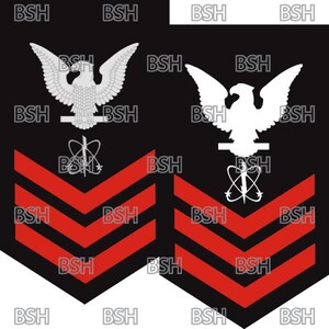 Könnte beinhalten: Ein schwarzes und rotes militärisches Rangabzeichen mit drei roten Chevron und einem weißen Adler mit einem Atomzeichen darunter.