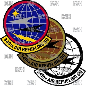 Op de afbeelding: Drie concentrische cirkels met de tekst "349th Air Refueling SQ" in een witte omtrek met zwarte vulling. De binnenste cirkel is blauw met een witte ster en een grijs en zwart vliegtuig. De middelste cirkel is bruin met een gele omtrek en een zwart-witte wereld. De buitenste cirkel is wit met een zwarte omtrek en een zwart-witte wereld.