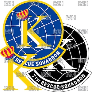 Puede incluir: Dos parches en blanco y negro con una letra K amarilla y el texto "71st Rescue Squadron" y "Rescue Squadron". Los parches presentan un globo terráqueo con un patrón de cuadrícula.