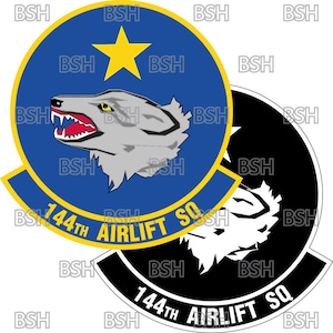 以下が含まれることがあります： 144thエアリフト飛行隊のエンブレムをあしらった2つのパッチ。メインのパッチは、黄色の星とオオカミの頭が付いた青い円です。「144th Airlift SQ」の文字は黄色です。2番目のパッチは、オオカミの頭の白黒バージョンです。