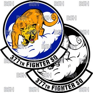 Könnte beinhalten: Ein blauer und weißer runder Patch mit einem gelben und orangefarbenen Comic-Puma, der aus einer Wolke springt. Der Text "377th Fighter SQ" ist in Schwarz um den Rand des Patches gedruckt.