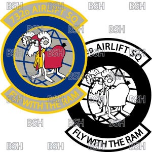 Może przedstawiać: Czarno-biały emblemat z tekstem "732D AIRLIFT SQ FLY WITH THE RAM" i kreskówkowym baranem w okularach. Emblemat jest otoczony czarnym okręgiem, w którym znajduje się biała kula ziemska. Kula ziemska ma czarny kontur i białego barana w okularach wewnątrz.