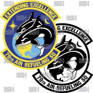Puede incluir: Un parche circular azul y amarillo con el texto "Extending Excellence" y "70th Air Refueling SQ". El parche presenta una imagen estilizada de tres orcas nadando alrededor de un globo terráqueo. El parche está rodeado de un fondo blanco.