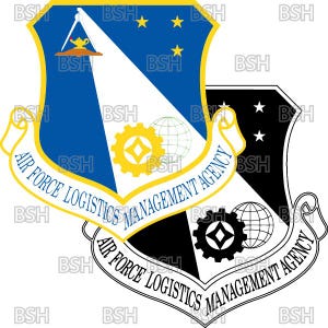 Op de afbeelding: Twee versies van het embleem van de Air Force Logistics Management Agency. De kleurenversie heeft een blauw schild met een gele rand, sterren en een tandwiel. De zwart-witversie is een vereenvoudigde omtrek.
