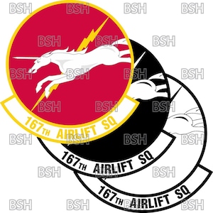 Könnte beinhalten: Ein rotes, weißes und gelbes Abzeichen mit einem weißen Einhorn, das nach rechts rennt, einem gelben Blitz und dem Text "167th AIRLIFT SQ".