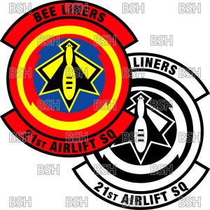 Puede incluir: Un emblema en blanco y negro con un diseño de abeja y el texto "BEE LINERS 21st AIRLIFT SQ". La abeja está estilizada con una forma de estrella y tres rayas. El emblema está rodeado por un círculo negro con un borde blanco.