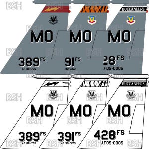 Könnte beinhalten: Eine Sammlung von sechs grauen Flugzeug-Heckkunst-Designs. Jedes Design zeigt die Buchstaben "MO" in großer schwarzer Schrift, zusammen mit Zahlen und Geschwaderemblemen. Die Designs enthalten verschiedene Farbakzente und das Wort "BUCCANEERS".
