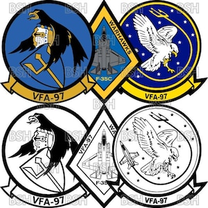 Può includere: Una collezione di patch militari con aquile, jet e le scritte "VFA-97" e "WARHAWKS". Le patch sono di varie forme, tra cui cerchi e diamanti, con una tavolozza di colori blu, giallo, nero e bianco. È presente anche il jet F-35C.