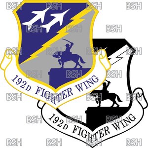 Könnte beinhalten: Ein schwarz-weißes Emblem mit einem blauen und gelben Schild. Der Schild zeigt zwei Kampfflugzeuge, die in Formation fliegen, und einen Blitz. Der Text "192d Fighter Wing" ist auf einem Banner unter dem Schild geschrieben.