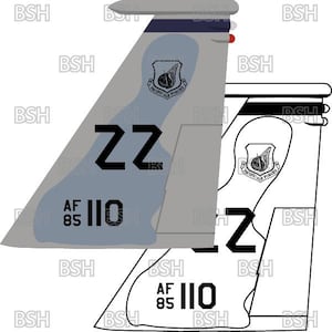 Puede incluir: Ilustración de un timón de cola de avión. La aleta es principalmente gris con un patrón de camuflaje azul. Presenta el texto "ZZ", "AF 85" y "110". También es visible un emblema de las Fuerzas Aéreas del Pacífico.