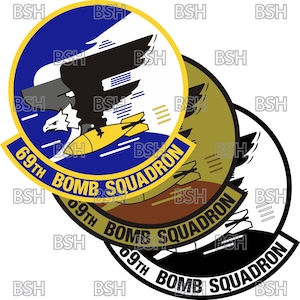 Puede incluir: Tres versiones de un parche de unidad militar, cada una con un esquema de color diferente. El parche presenta un águila estilizada que lleva una bomba con el texto "69th Bomb Squadron".