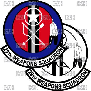 以下が含まれることがあります： 黒と白のエンブレムで、円の中に「29th Weapons Squadron」という文字が書かれています。エンブレムには星、矢印、羽根が描かれています。