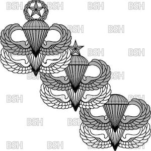 Puede incluir: Tres insignias militares de paracaidista en escala de grises. Cada insignia presenta un paracaídas, alas y una estrella o corona. El diseño es detallado con líneas finas y sombreado, creando sensación de profundidad y textura.