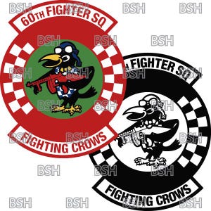 Op de afbeelding: Twee zwarte en witte ronde patches met rode en groene accenten. De patches tonen een cartoonkraai die een machinegeweer vasthoudt. De tekst op de patches luidt "60th Fighter SQ Fighting Crows".
