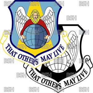 Puede incluir: Un escudo azul y amarillo con un ángel blanco sosteniendo un globo terráqueo. El escudo tiene un rollo con el texto "THAT OTHERS MAY LIVE".