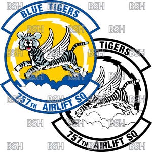 Peut inclure: Un cercle jaune et bleu avec un tigre blanc ailé volant au-dessus des nuages. Le texte "BLUE TIGERS" est en haut du cercle et "757TH AIRLIFT SQ" est en bas.