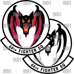 Op de afbeelding: Een zwart-wit embleem met een rood en zwart vleermuisontwerp. Het embleem is omgeven door een cirkel met de tekst "44th Fighter Sq" in zwart.