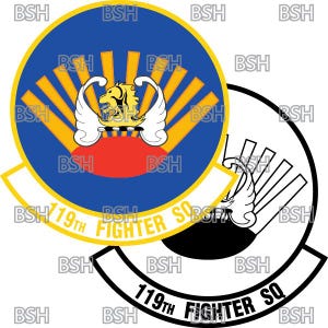 Könnte beinhalten: Ein blauer und gelber Patch mit einem roten Kreis in der Mitte. Der Kreis enthält einen gelben Löwen mit Flügeln und einer Krone. Der Patch trägt den Text "119th Fighter Sq" in einem gelben Bogen um den Kreis.