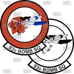 Puede incluir: Un emblema en blanco y negro con un círculo rojo en el centro. El círculo tiene un contorno negro y el texto "93D BOMB SQ" en negro. El emblema presenta un guerrero nativo americano estilizado con un tocado y plumas. El guerrero está mirando hacia la izquierda y tiene la cara roja y el cuerpo negro.