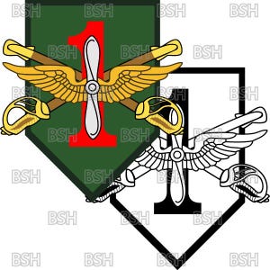 Puede incluir: Un emblema militar con un escudo verde con el número 1 rojo, una hélice blanca y espadas cruzadas con alas doradas. También hay una versión de contorno en blanco y negro.