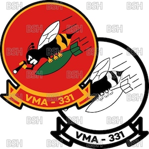 Può includere: Due toppe circolari. Una mostra un'ape dei cartoni animati che cavalca una bomba, su sfondo rosso con uno stendardo giallo e la scritta "VMA-331". L'altra è un contorno in bianco e nero dello stesso disegno.