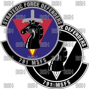 Könnte beinhalten: Ein schwarz-weißes Emblem mit einem Ritterkopf und einem Schwert. Das Emblem ist von einem blauen Kreis mit dem Text "Strategic Force Defenders" und "791 MSFS" umgeben.