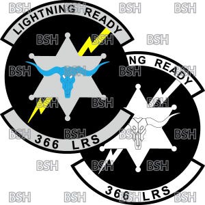 Op de afbeelding: Een zwart-witte patch met een vijfpuntige ster en een gestileerd stierenhoofd. De tekst "Lightning Ready" en "366 LRS" staat op de patch.