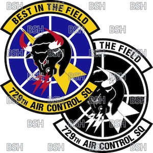 Puede incluir: Un emblema en blanco y negro con una cabeza de toro y rayos. El texto "Best in the Field" y "729th Air Control Sq" está escrito alrededor del emblema.