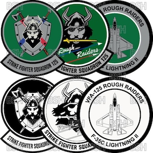 Può includere: Una collezione di toppe circolari con emblemi di squadroni militari. I disegni includono un elmo vichingo, un jet da combattimento e i testi "Rough Raiders" e "Strike Fighter Squadron 125". Le toppe sono in vari colori, tra cui verde, nero e bianco.