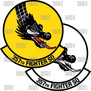 Könnte beinhalten: Ein schwarz-weißes Emblem mit einem gelben Kreis in der Mitte. Der Kreis zeigt einen schwarzen Drachen mit roter Zunge. Der Text "357th Fighter SQ" ist in einem schwarzen Kreis um den Drachen geschrieben.