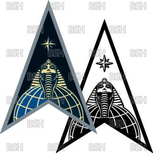 Op de afbeelding: Twee driehoekige emblemen met een Egyptische farao-kop, een ster en een wereldbol. Eén embleem is marineblauw met gouden en witte details. De andere is zwart en wit. De tekst "BSH" wordt herhaald rond de randen.