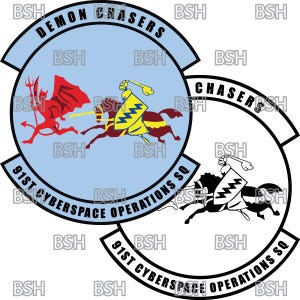 Pode incluir: Um remendo azul e branco com contorno preto. O remendo apresenta um cavaleiro a cavalo lutando contra um demônio vermelho. O texto "91st CYBERSPACE OPERATIONS SQ" e "DEMON CHASERS" está escrito ao redor do remendo.