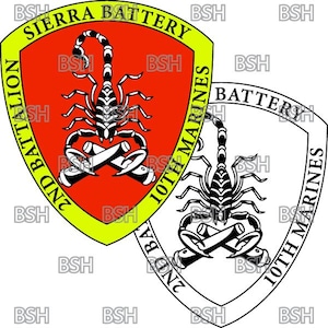 Peut inclure: Une illustration en noir et blanc d'un scorpion avec des canons croisés. Le scorpion est sur un bouclier avec le texte "2nd Battalion 10th Marines Sierra Battery" autour du bord.