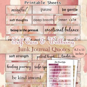 Op de afbeelding: Printbare citaten voor een junk journal over zelfzorg en welzijn. Het ontwerp toont rechthoekige labels met zinnen als "mindful", "pause" en "be gentle" op een roze marmeren achtergrond met gouden accenten. Formaat: 21,6 x 27,9 cm.