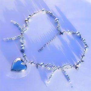 Collar Acubi de plata con corazón y lazos, collar de corazón coqueto, collar de lazo con cuentas, collar steampunk, vanguardista, gótico, joyería de plata, delicado