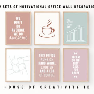 Op de afbeelding: Twaalf printbare motiverende posters voor kantoordecoratie. De posters bevatten citaten over hard werken, teamwork en koffie. De posters zijn in verschillende kleuren, waaronder roze, blauw en groen.
