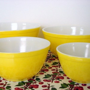 Vintage Sunshine Yellow Pyrex Bowl Complete Set image 3