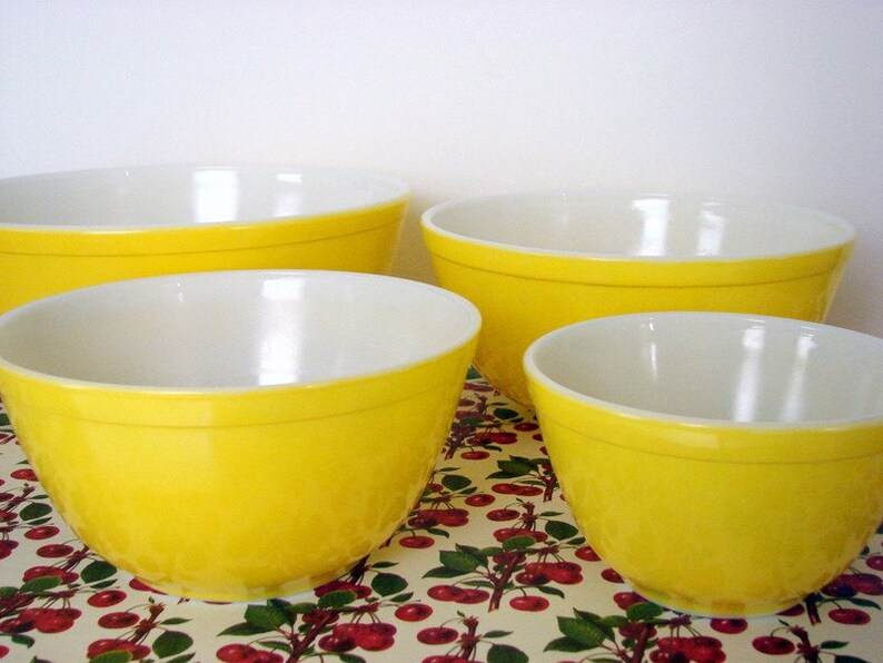 Vintage Sunshine Yellow Pyrex Bowl Complete Set image 3